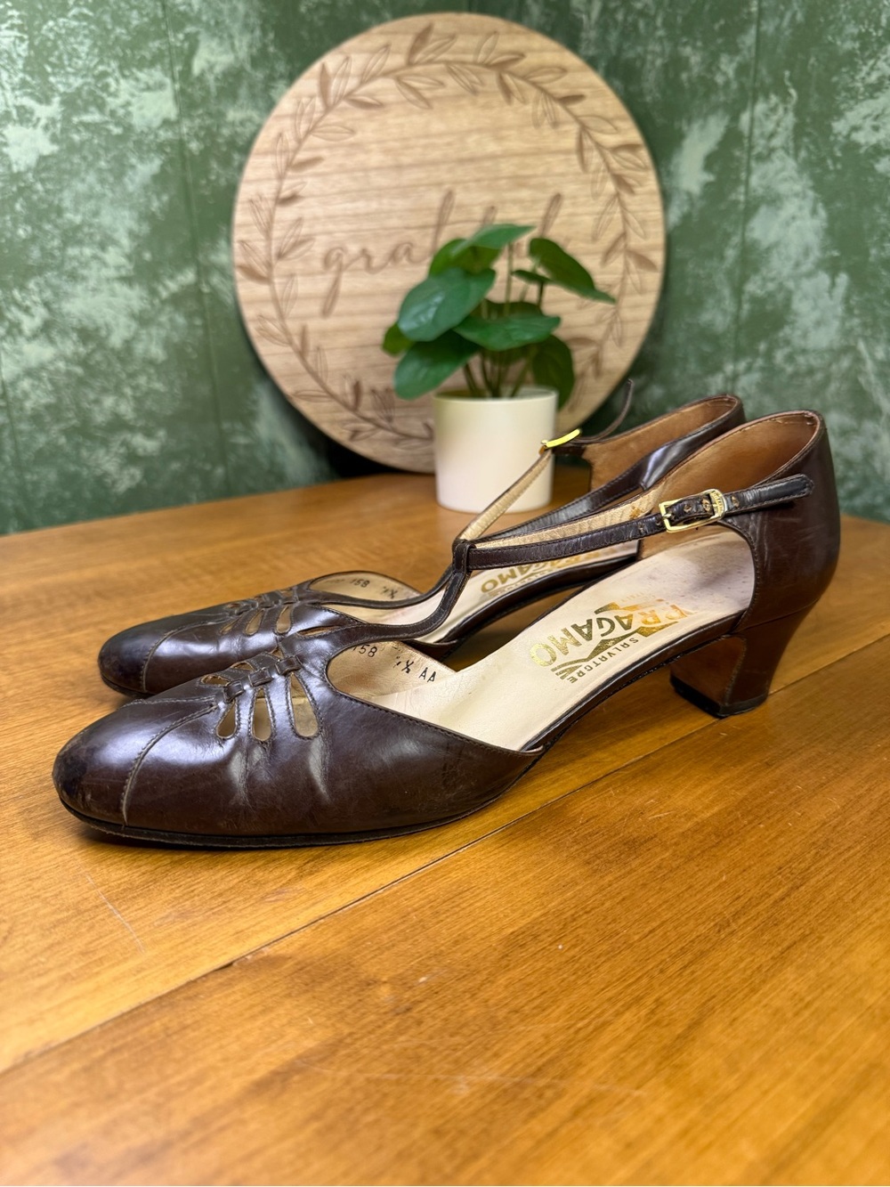 Vintage Salvatore Ferragamo Brown Leather T-Strap Low Heel Vamp Pumps 7.5